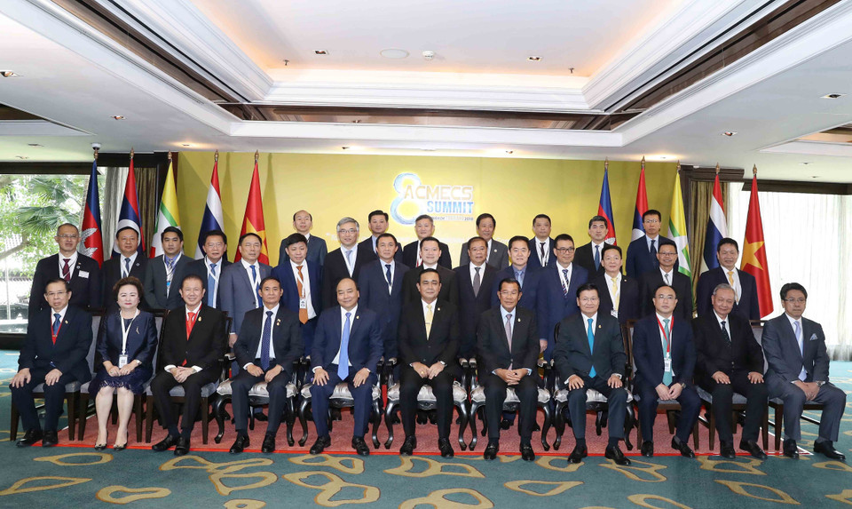 阮春福与泰国企业领导合影。 越通社记者 统一 摄