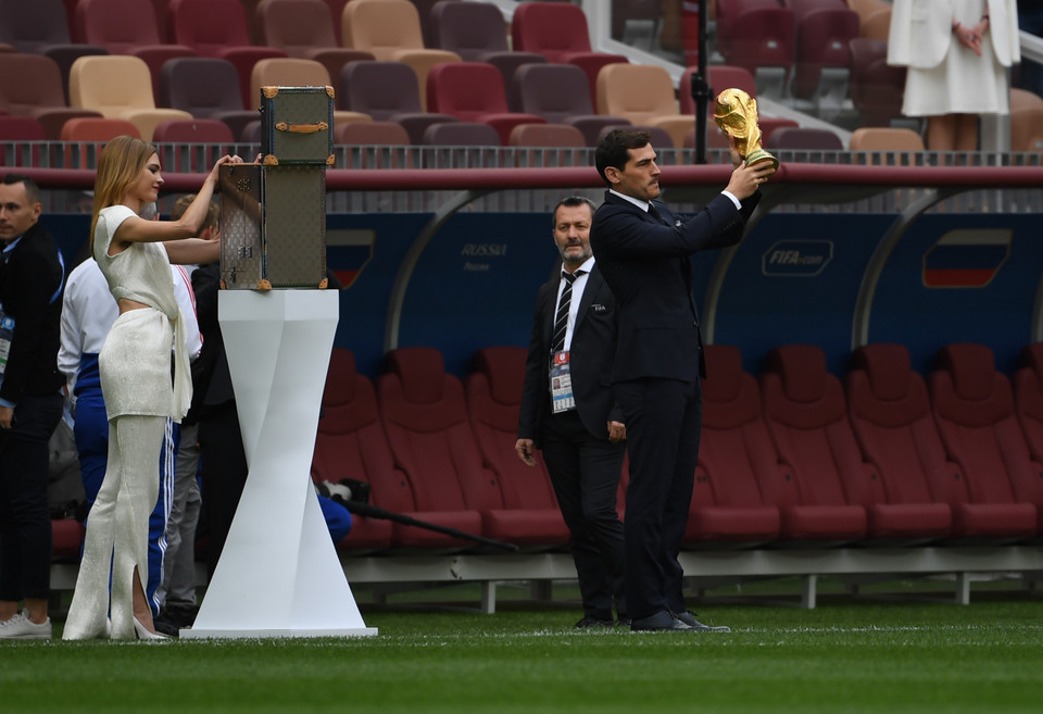 西班牙前球员Iker Casillas和超级名模Natalia Vodianova护送世界杯进入莫斯科卢日尼基体育场。（图片来源：新华社/越通社）