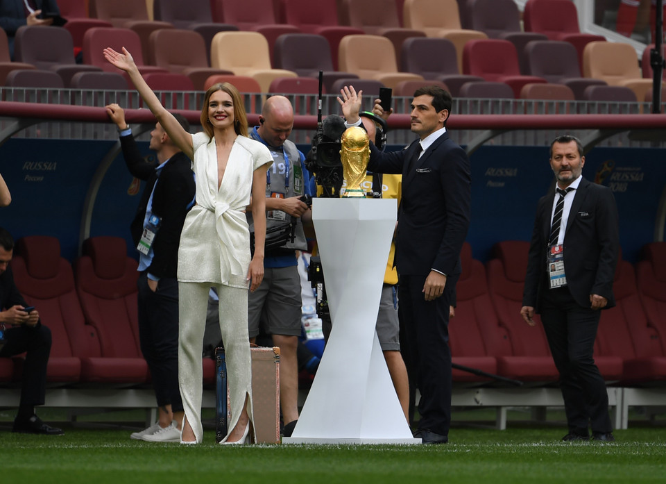 西班牙前球员Iker Casillas和超级名模Natalia Vodianova护送世界杯进入莫斯科卢日尼基体育场。（图片来源：新华社/越通社）