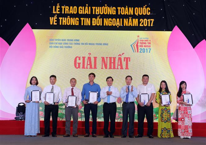 越共中央政治局委员、中央书记处书记、中央宣教部部长、中央对外通讯宣传工作指导委员会主任武文赏（右四）和越共中央政治局委员、政府副总理兼外长范平明（右五）向一等奖获奖者颁奖，越通社记者 芳花 摄