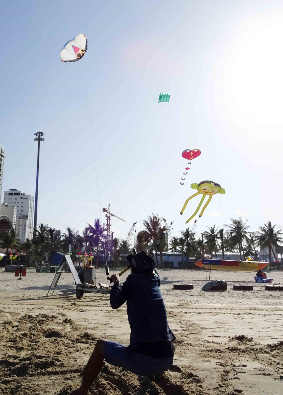 当地艺人把风筝放上了天空，创造出令人影响深刻的空间。越通社记者 陈黎林