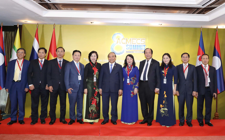 阮春福与越南代表团合影。 越通社记者 统一 摄