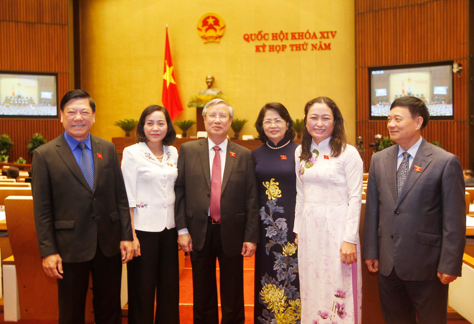 国会代表合影。（图片来源：越通社）