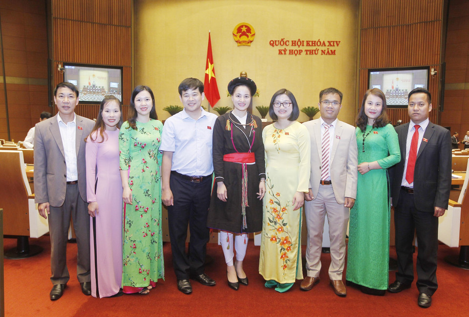 国会代表合影。（图片来源：越通社）