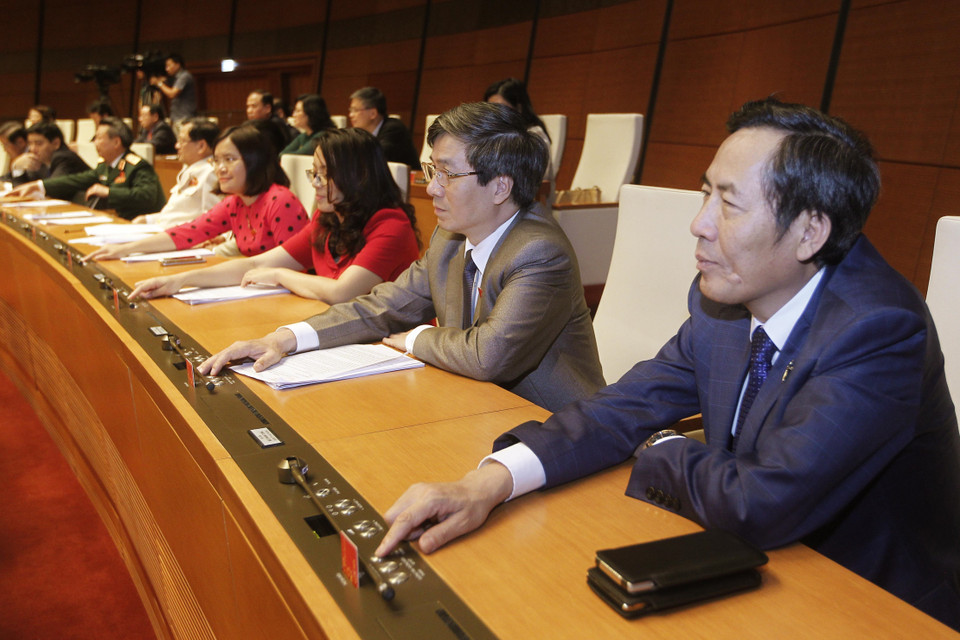 海防市国会代表表决通过关于越南第十四届国会第五次会议决议。（图片来源：越通社）