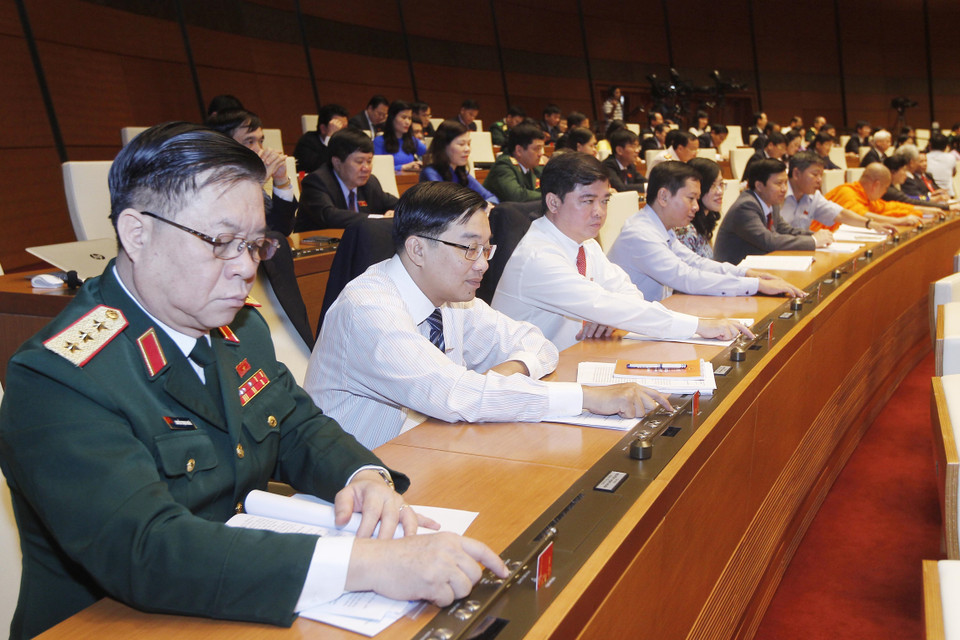 国会代表表决通过关于成立2019年专项监督工作组的决议。（图片来源：越通社）