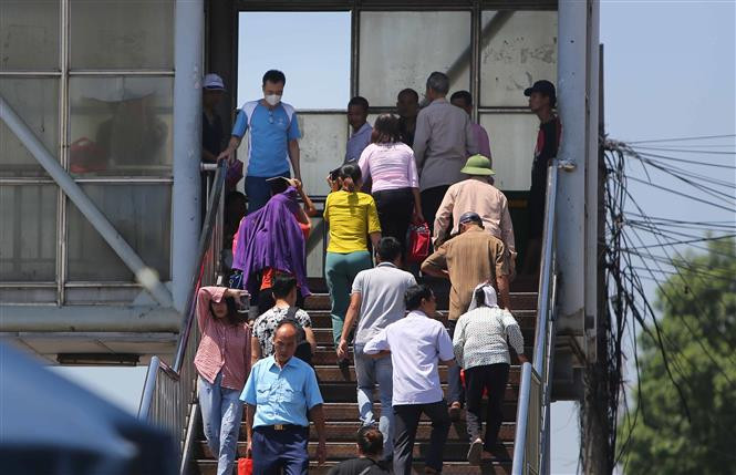 高温天气严重影响到河内市居民生活。（图片来源：越通社）