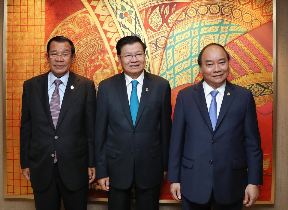 越南政府总理阮春福（右一）与老挝总理通伦·西苏里（中）和柬埔寨首相洪森。 越通社记者 统一 摄