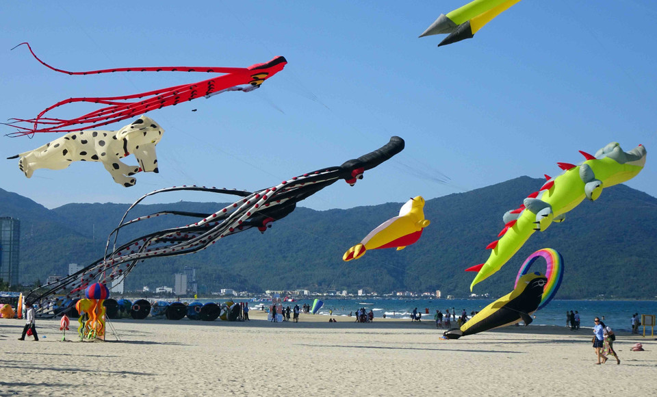 天空中飞满了各种各样的风筝。越通社记者 陈黎林