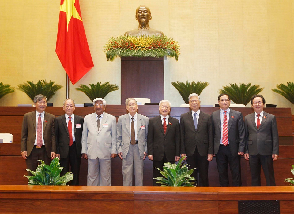 越南党、国家领导和国会代表合影。（图片来源：越通社）