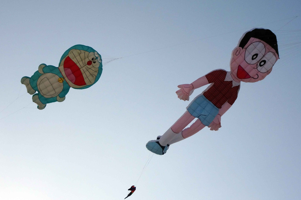 天空中飞满了各种各样的风筝。越通社记者 陈黎林