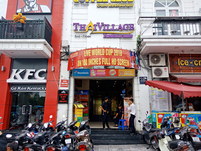 一家商店前挂着世界杯足球赛的宣传海报。（图片来源于互联网）