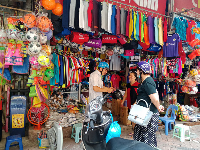 河内市民去买世界杯足球队球服。（图片来源于互联网）