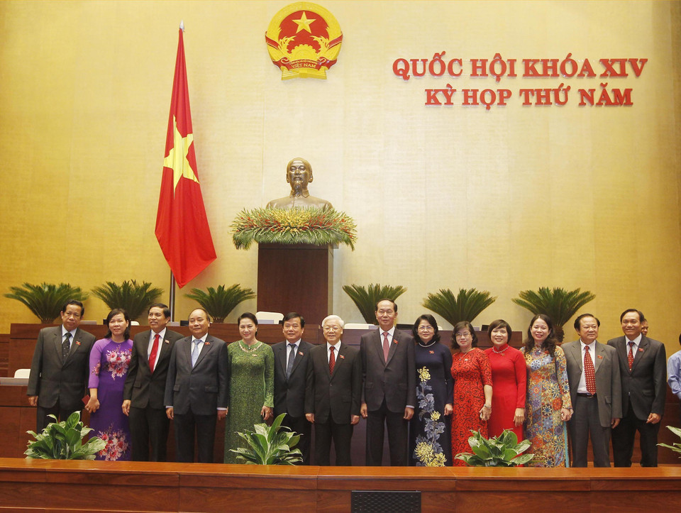 越南党、国家领导和国会代表合影。（图片来源：越通社）