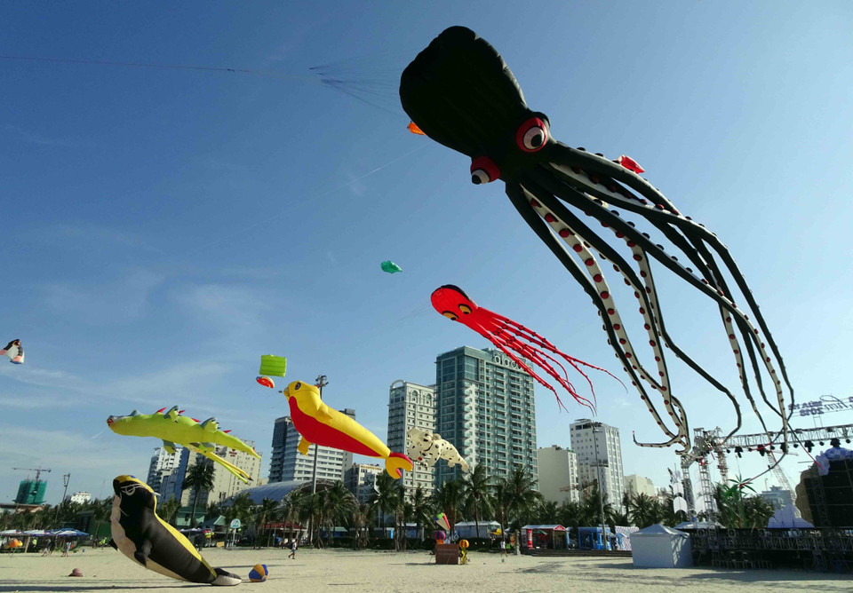 当地艺人把风筝放上了天空，创造出令人影响深刻的空间。越通社记者 陈黎林