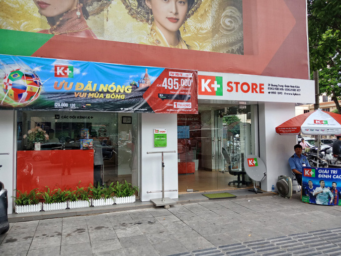 一家商店前挂着世界杯足球赛宣传海报。（图片来源于互联网）