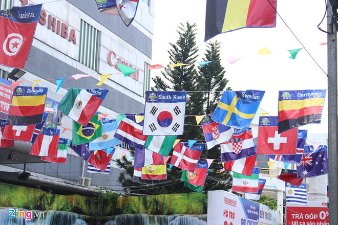 一家超市门前挂满着世界杯球队国旗。（图片来源于互联网）