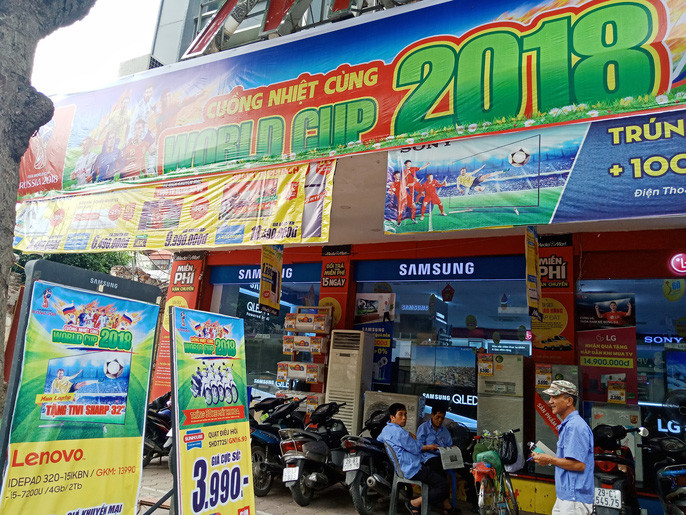 世界杯的信号现在真是无处不在，到处都存在着它的影子。商场的各个角落都有着对进入世界杯的每个国家队球服的大量宣传，就连生活超市，都布满了世界杯的气息。