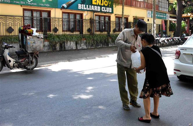 居民想方设法来应对炎热天气。（图片来源：越通社）