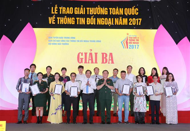 越共中央委员、《越南人民报》总编辑、越共中央宣教部副部长、越南记者协会主席顺友和越共中央委员、越南人民军总政治局副主任阮仲义上将向三等奖获奖者颁奖。越通社记者 芳花 摄