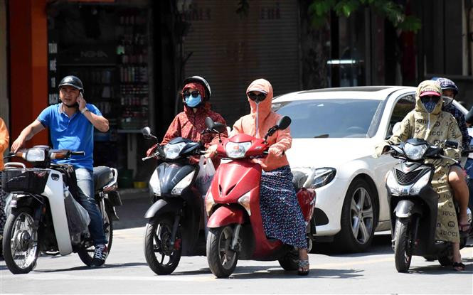 居民想方设法来应对炎热天气。（图片来源：越通社）