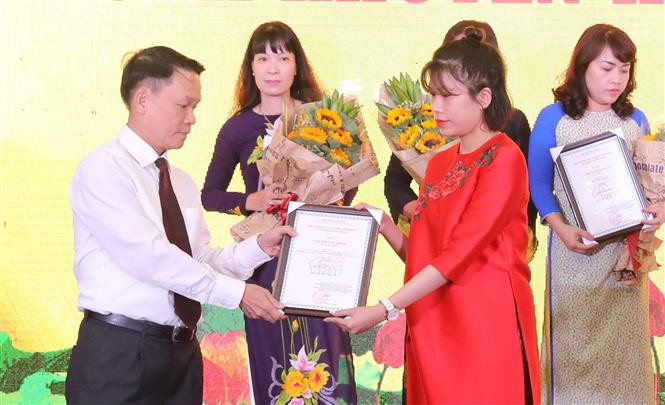 越共中央委员、越通社社长阮德利向鼓励奖获奖者颁奖。越通社记者 芳花 摄