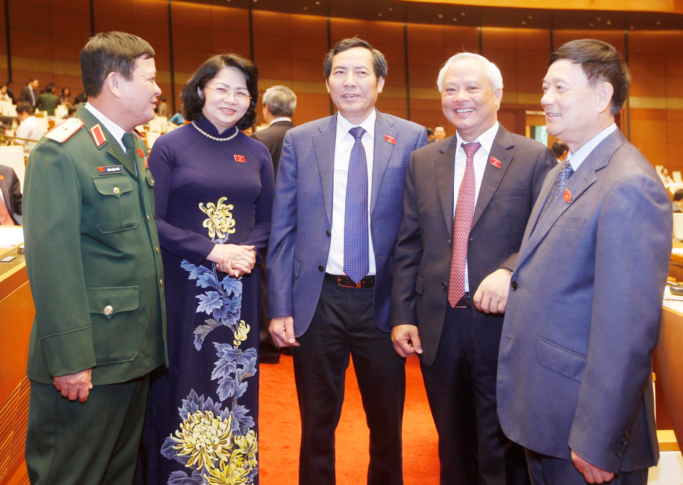 国家副主席邓氏玉盛、国会副主席汪周刘和国会代表合影。（图片来源：越通社）