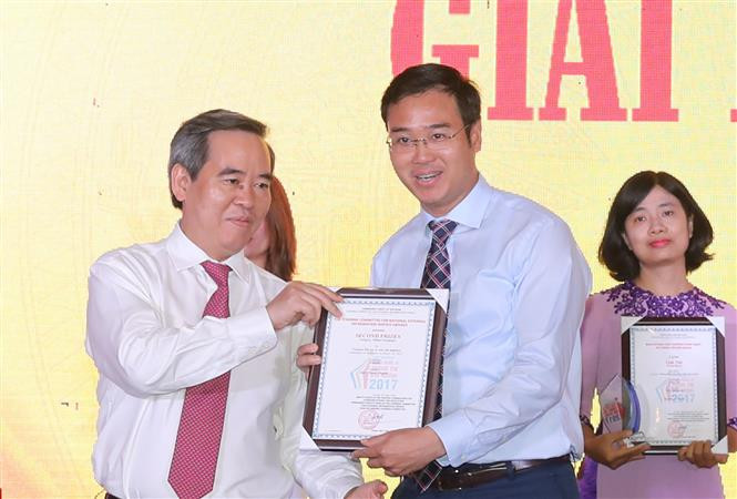 越共中央政治局委员、中央书记处书记、中央经济部部长阮文平向获奖者颁奖。越通社记者 芳花 摄
