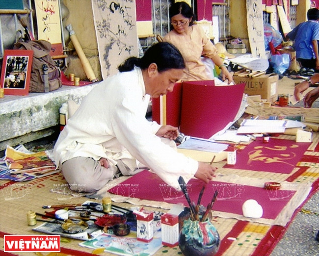  越笔书法俱乐部成员在街上写字（图片来源：越通社）