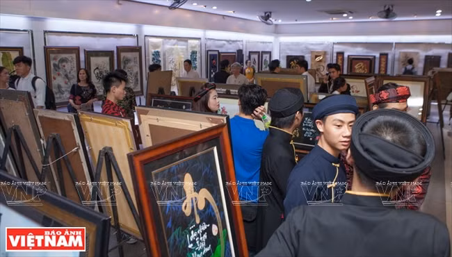 值越笔书法俱乐部成立10周年纪念之际，书法展览在胡志明市青年文化宫举行（图片来源：越通社）