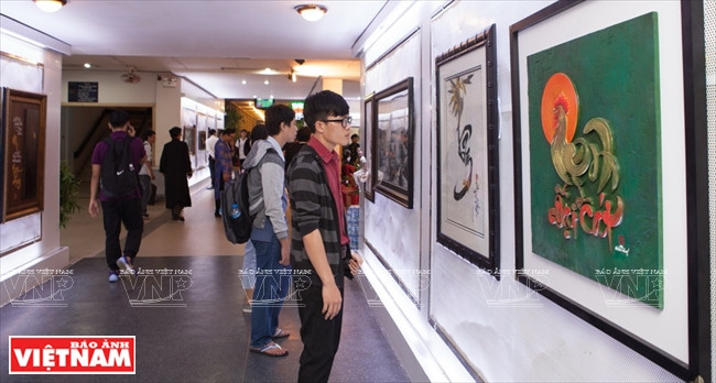 书法画展吸引众多年轻书法爱好者参观（图片来源：越通社）