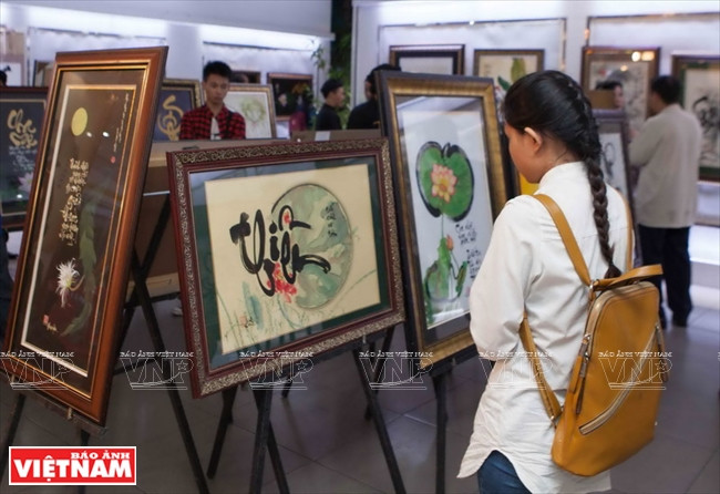 书法展向观众和书法爱好者推介80幅书画作品（图片来源：越通社）