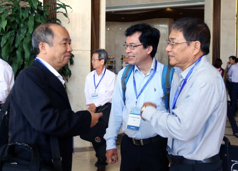 与会代表接受媒体记者采访。（图片来源：越通社）