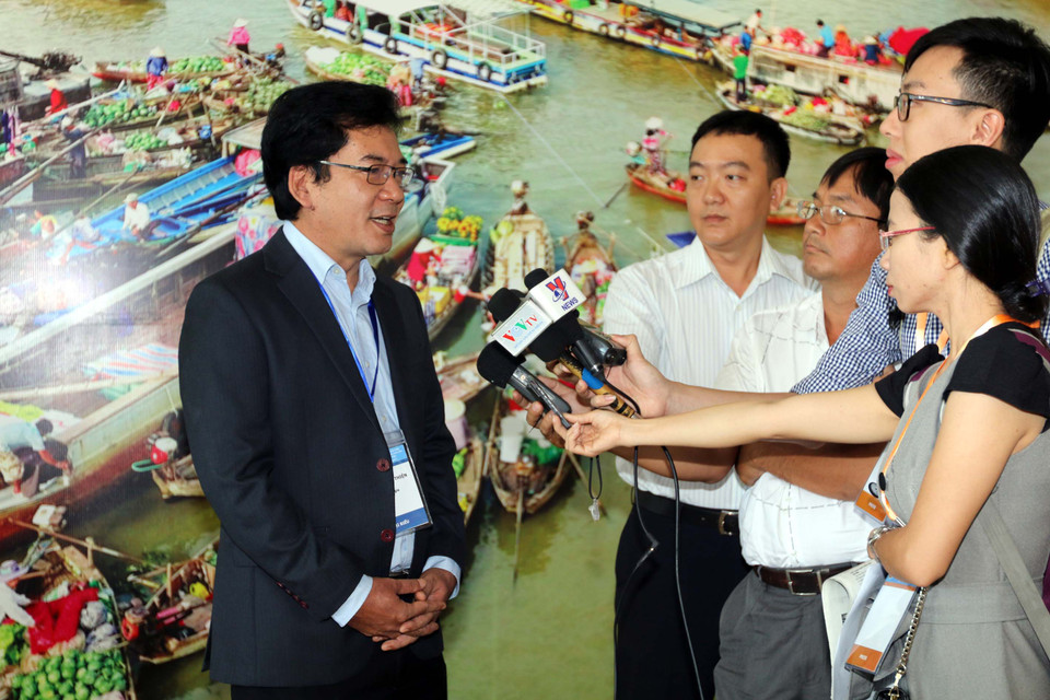 与会代表接受媒体记者采访。（图片来源：越通社）