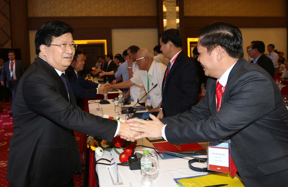 郑廷勇同与会代表交谈。（图片来源：越通社）