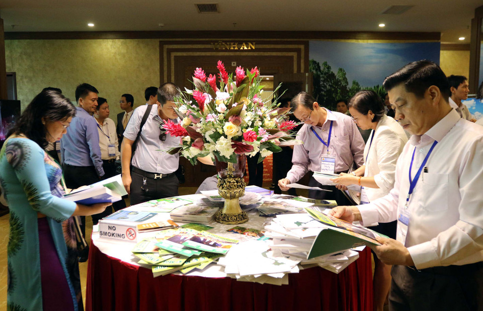 代表们参考相关资料。（图片来源：越通社）