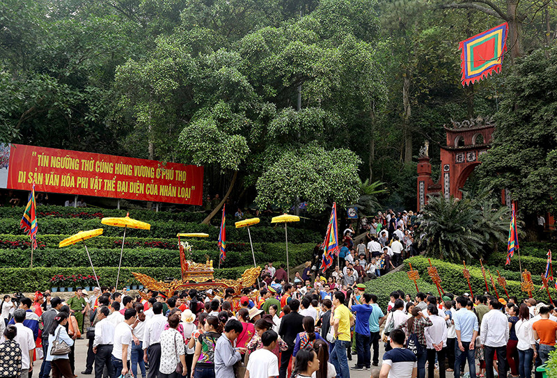 四方游客纷纷来到雄王祖庙敬香。（图片来源：人民报网）