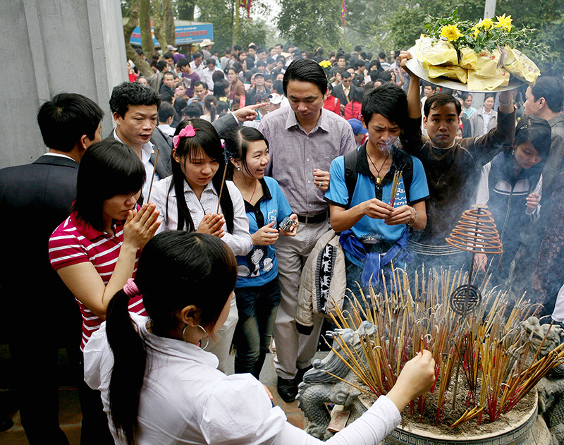 四方游客纷纷来到雄王祖庙敬香。（图片来源：人民报网）