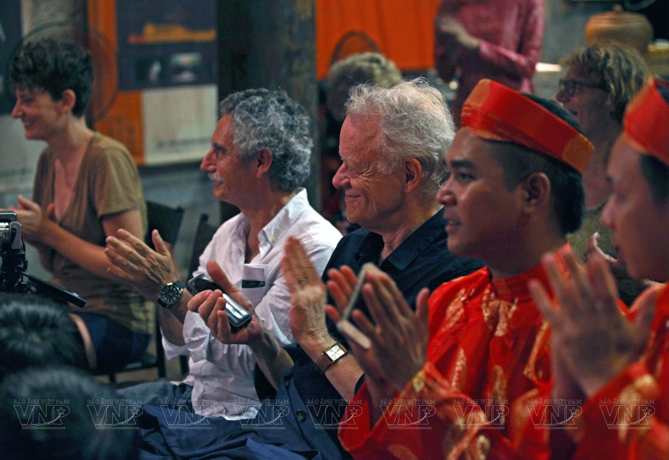 筹文曲仪式不仅是单纯的艺术表演形式，而且它还是越南人的信仰空间。图自越通社/越南画报