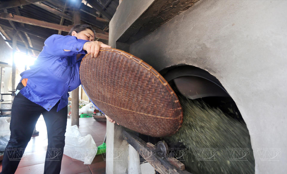 龙谷乡安全茶叶生产合作社工人手工制作茶叶。图自越通社/越南画报