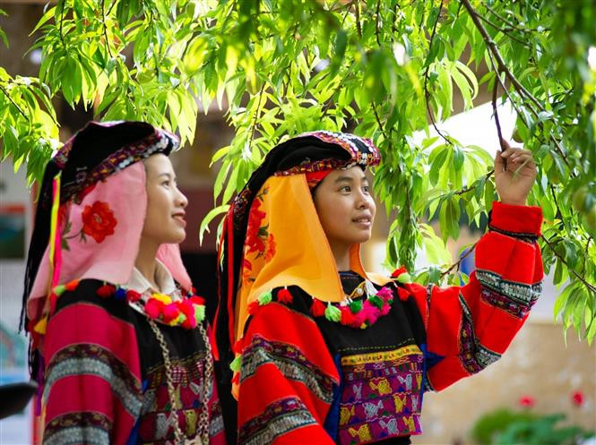 装饰艺术决定了服饰的价值，是服饰文化乃至民族文化中不可缺少的元素。图自越通社