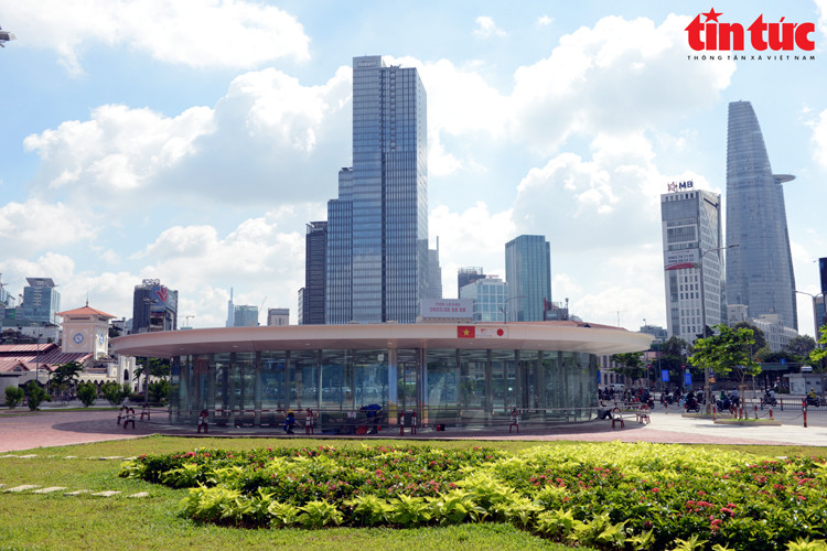 天窗为滨城地铁站带来很多自然光线，周围采用玻璃墙打造的空间渗透设计。 对于当地居民和游客来说，这是一个有趣的新聚会目的地。图自 越通社《信息报》