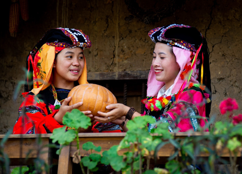河江省同文县黑倮倮族经常在节假日、春节和重要日子穿着传统服饰。 图自越通社