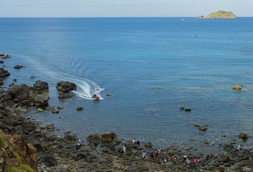 前往风峡旅游，游客可以体验在海上乘坐充气艇欣赏美丽风光的乐趣。图自越通社