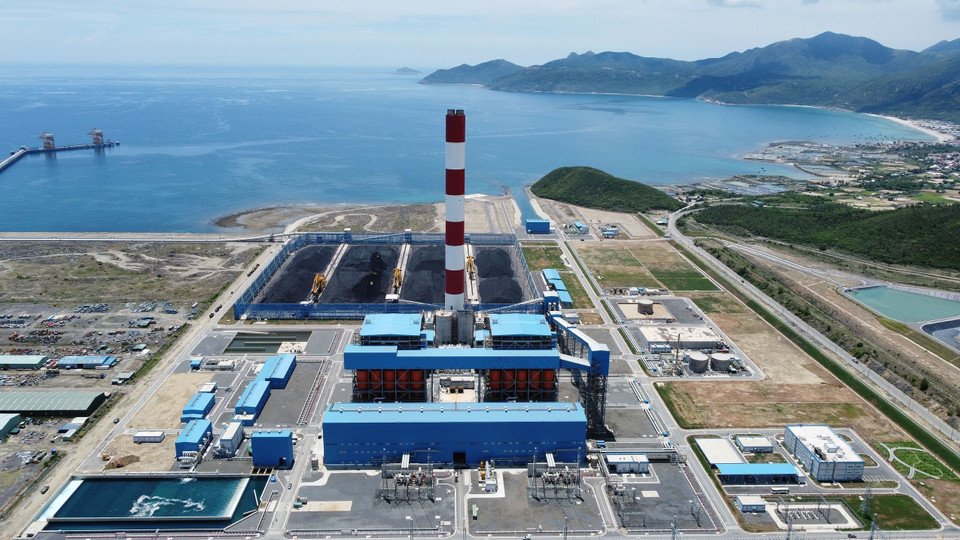 云峰经济区以海洋经济为基础，拥有国际集装箱中转港和物流服务；都市、服务、旅游和工业占有重要的作用。图自越通社