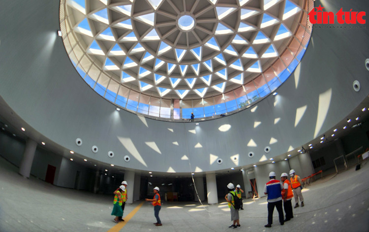 地铁站一楼区通过天窗采光引入自然光。图自 《信息报》