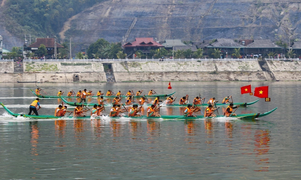 芒莱傣族人的燕尾龙舟赛已经得到恢复。图自越通社