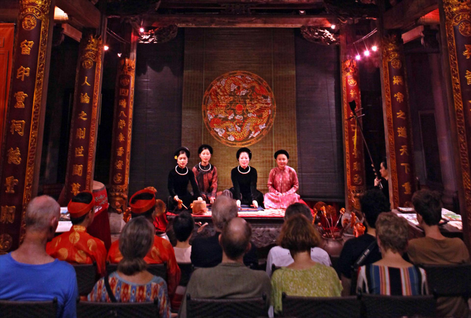 庄重威严的筹文曲已逐渐成为日常生活当中的一种娱乐表演形式。在河内官帝祠堂举行的筹文曲演唱活动颇受众多国内外游客的欢迎。图自越通社/越南画报