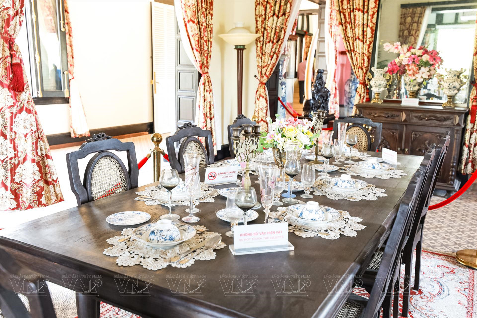 如今，白营的底层仍然保留着过去用于装饰的珍贵古董。 这些物品承载着越南传统文化内涵，例如1921 年启定国皇帝统治时期的皇家实木沙发。图自 越通社/越南画报