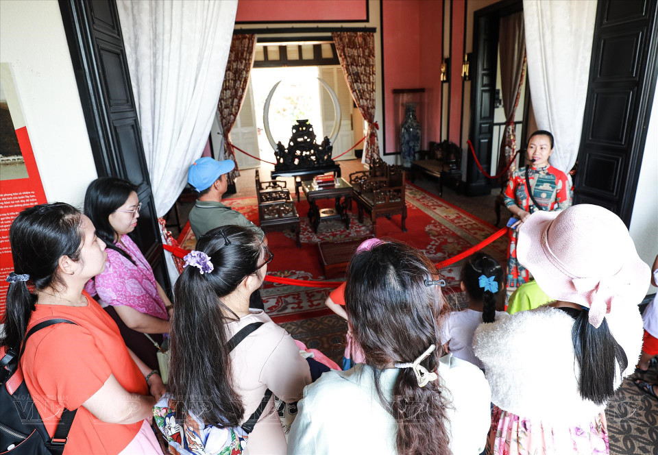 白营是一栋3层楼房，高19m，长25m，整个房屋粉刷成白色，拱形门，瓦顶。 参观别墅时，游客可以看到从造型到装饰都带有浓郁的法式建筑风格。图自 越通社/越南画报